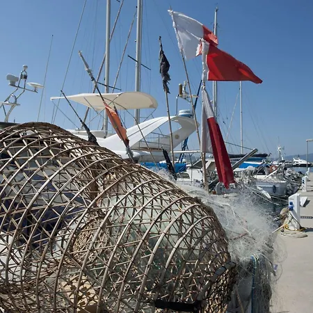 : 2 Pieces, 4 Couchages Avec Piscine Et Parking Inclus - Fr-1-226-556 * Sainte-Maxime