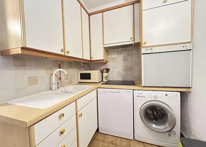 : 2 Pieces, 4 Couchages Avec Piscine Et Parking Inclus - Fr-1-226-556