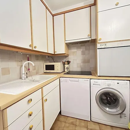 : 2 Pieces, 4 Couchages Avec Piscine Et Parking Inclus - Fr-1-226-556