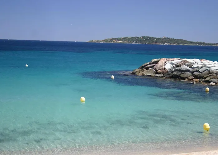 : 2 Pieces, 4 Couchages Avec Piscine Et Parking Inclus - Fr-1-226-556