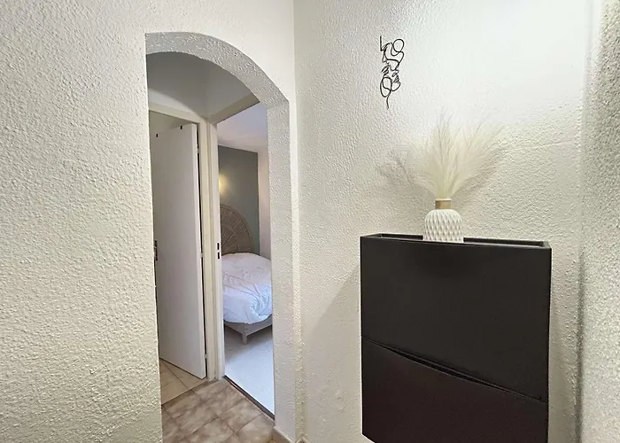 : 2 Pieces, 4 Couchages Avec Piscine Et Parking Inclus - Fr-1-226-556