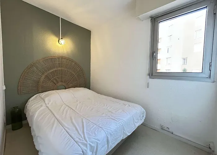 : 2 Pieces, 4 Couchages Avec Piscine Et Parking Inclus - Fr-1-226-556